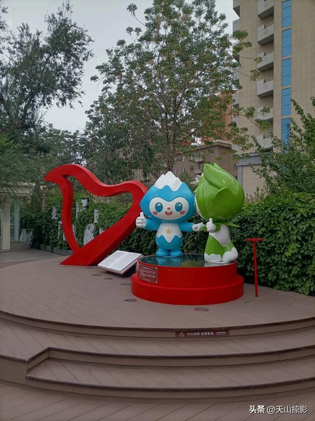 与你重逢，乌鲁木齐八楼2路公交站