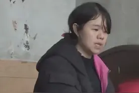 妻子趁丈夫不在家偷偷怀孕生下孩子，问孩子爹是谁？回答：不知道图片