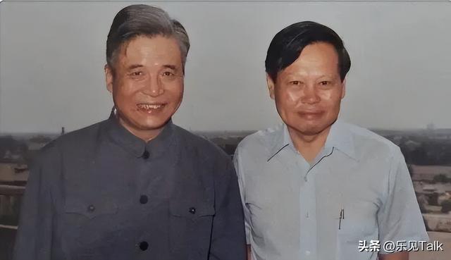 杨振宁葬礼今日举行！遗体覆盖国旗，翁帆站首位，次子杨光宇露面