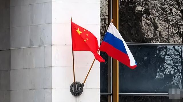 普京专机离开北京后，刚飞出中俄国境线，马上降落在了海参崴