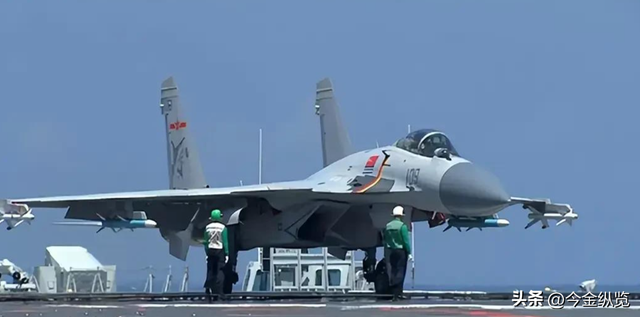 日本准航母吓破胆掉头！辽宁舰发威，055大驱“贴身”紧盯美航母