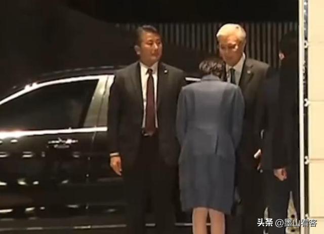 日本天皇亲自出山，对中国的反击正式开始	，高市早苗憋出了一妙计