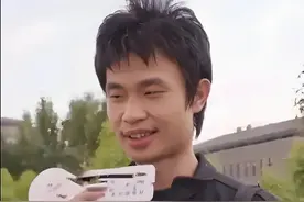 北大韦神近照曝光，穿千元名牌喝3块农夫，小孩打招呼他手足无措图片