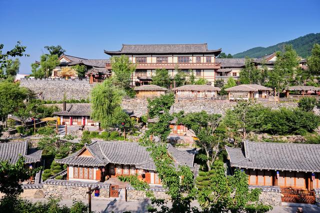 吉林白山千年崖城风景区，建筑充满朝鲜民俗风，让人一秒穿越千年