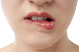 男女交往，女人舔嘴唇时，通常有这3个目的图片