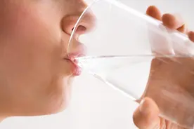 晚上不该喝水？泌尿科医生告诉你晚间正确的饮水方式！图片