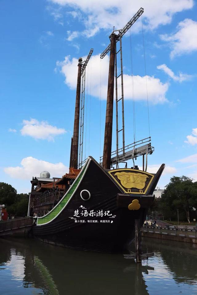 宁波镇海的沿江景观带，没有粉黛花海但是景色很美，非常值得游玩