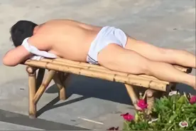 “晒背”成潮流？上海公园不论男女赤裸上身晒太阳，真有那么神？图片