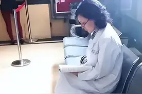 “走廊医生”独坐走廊800天，同事躲避，10年过去如今她后悔吗？图片