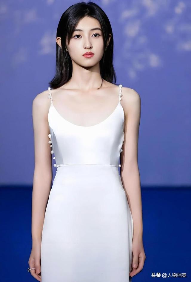 张子枫丝巾裹胸，曝浑身伤痕胸前、手臂都有，才懂成龙话的含金量