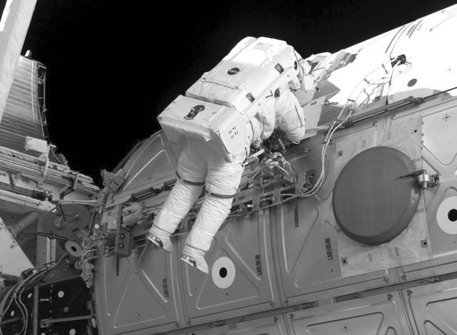 在太空牺牲的宇航员，穿着完好无损的宇航服，尸体会发生腐烂吗？