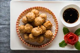 过年炸丸子，放面粉淀粉都是错，换成这2样，更酥脆，凉了也不硬图片