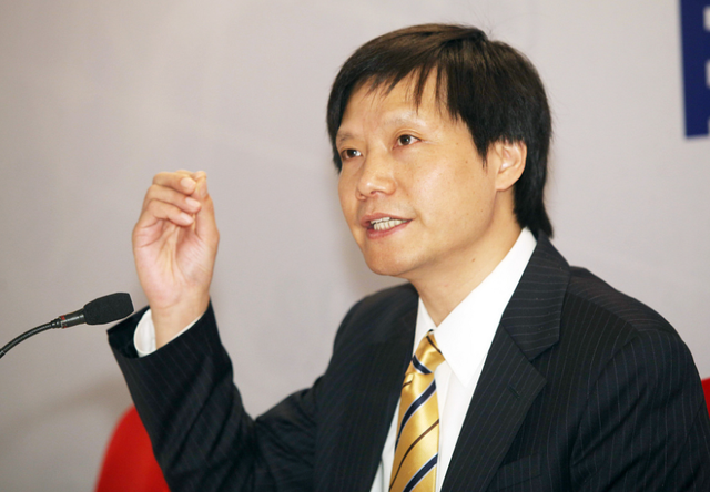 风向变了？官媒接连锐评，没给雷军留一丝体面，董明珠话有人信了