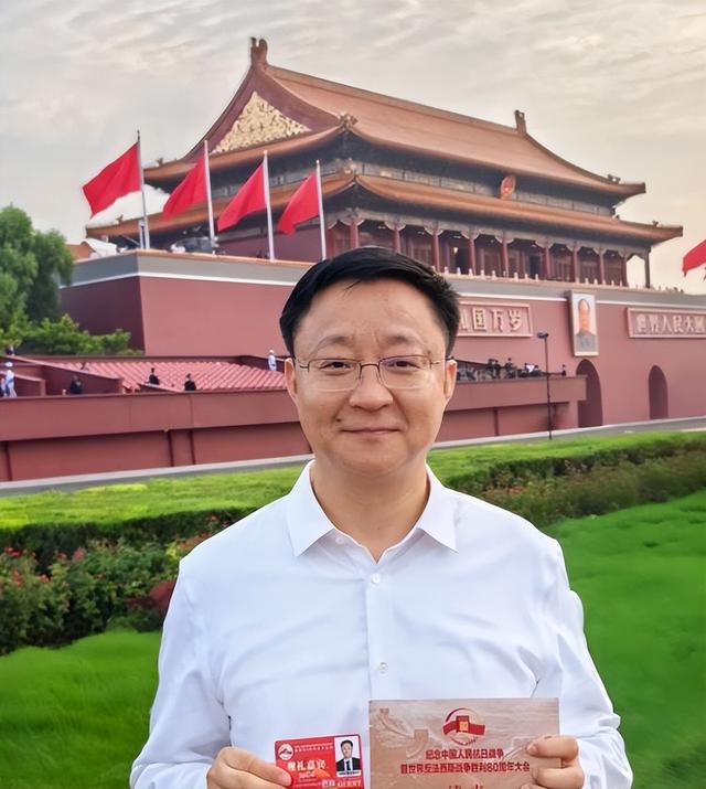 7位商界大佬现场观看阅兵，雷军周鸿祎3点出发，董宇辉位置不简单