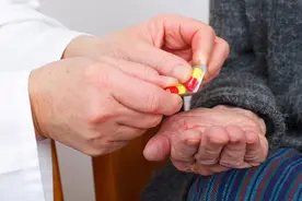 奥美拉唑是饭前吃还是饭后吃？长期服用有副作用吗？看完涨知识了图片