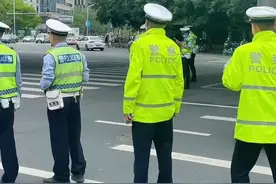 请问这两种交警制服有什么不同，区别在哪？图片