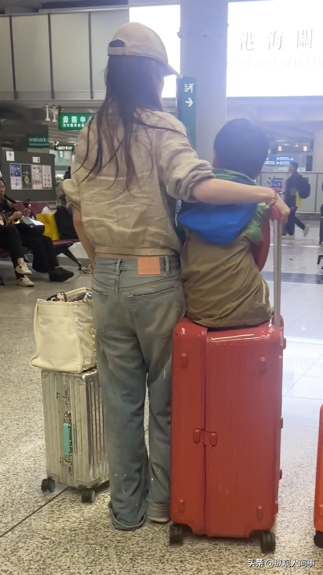 杨颖机场被偶遇，衣服皱巴裤子掉档，双手搬行李还得抱娃，好心酸