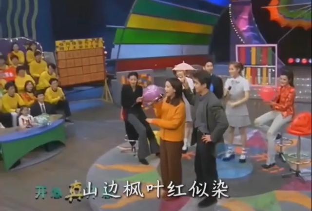 许何弯着腰抱着何晴遗像,背影很难过,许亚军没来给何晴撑伞!