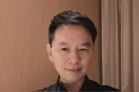 郦波摘下眼镜后一个举动，把康震比下去了图片