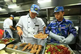 航母有多难养？山东舰编制几千人，一天七顿饭，小国真的养不起！图片