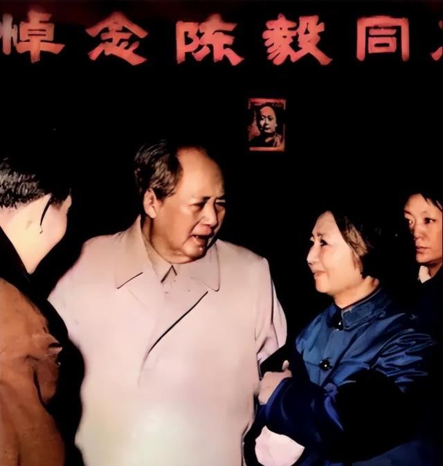 陈毅夫人张茜颜值高有才华，41岁与周总理合影，遗憾52岁英年早逝