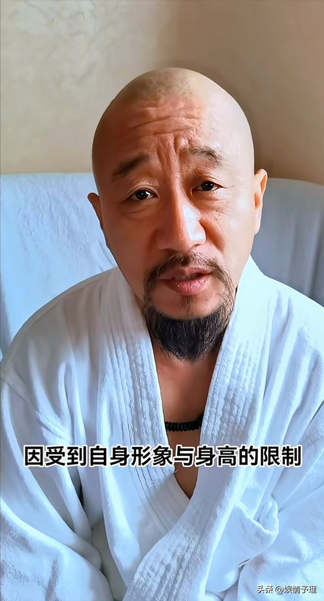 78岁李保田近况令人唏嘘，住处杂乱喝10元桶装水，如今老到不敢认