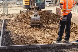 广东男子建房遭邻居多次举报，怒了：我直接挖塘，到底谁的错？图片