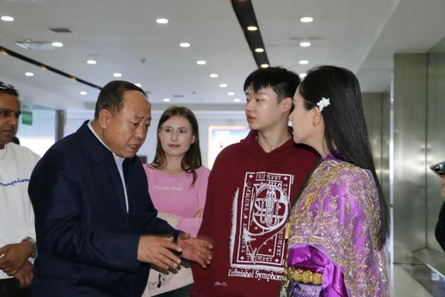 “海外博主看朔州”活动深入山阴怀仁——感受历史文化与现代产业的蓬勃脉动