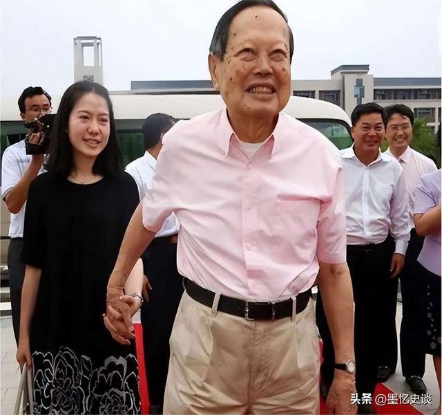 没孩子也没遗产，照顾杨振宁21年，冷冻9颗卵子的翁帆图个啥？