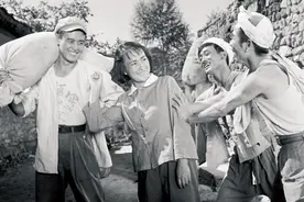 你爹年轻时候特不是个东西，说跟我比赛游泳输不起就把我裤子扒了图片