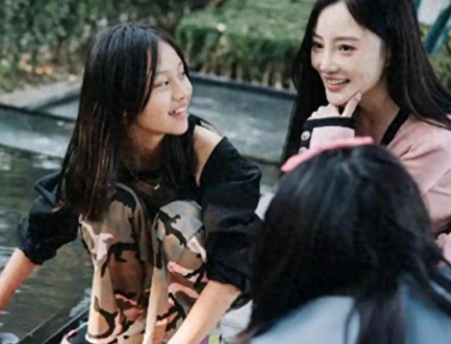 李小璐：年轻时管不住下半身，如今让自己的女儿买了单，她后悔么