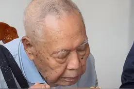 97岁台湾老兵回大陆探亲，一落惊呆家人，老伴：“不回台湾了”图片