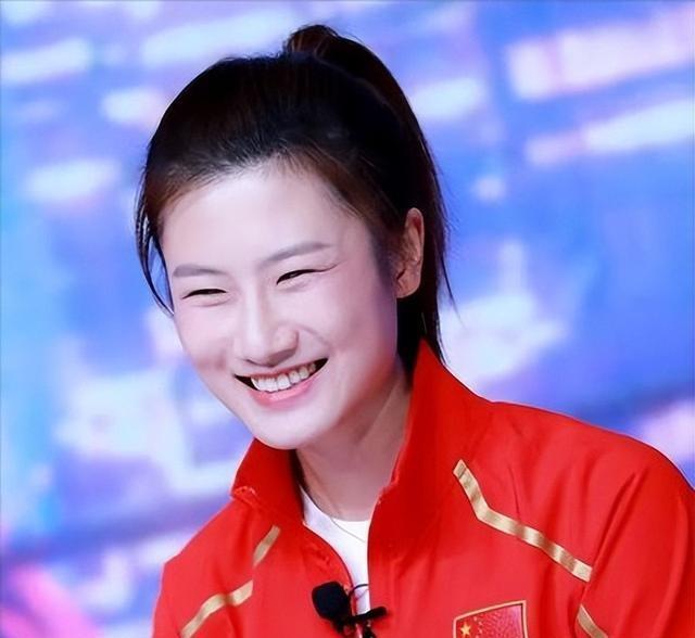 原来他是乒乓球奥运冠军丁宁的父亲，难怪退役后她能在北京当校长