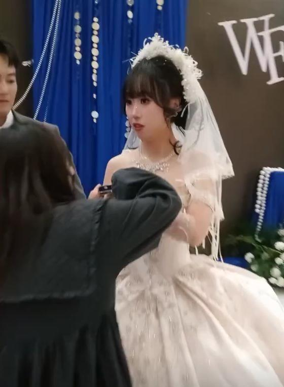 像公主来了！江苏一新娘穿洛丽塔结婚，网友：好看又前卫