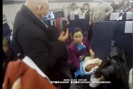 G1984列车上 她们托起“铁路宝宝”图片