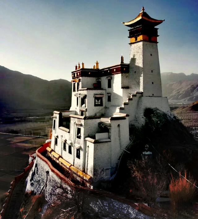 山南•乃东，西藏历史上的第一座宫殿雍布拉康，雄伟壮观