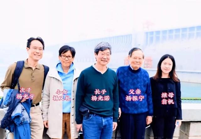 杨振宁追悼会确定，离世前状态曝光，摔跤酿大祸，翁帆或早有察觉