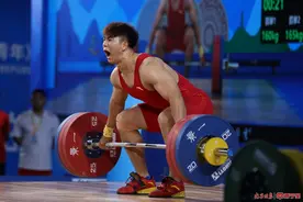 学青会男子举重比赛，钱飞翔创两项全国青年纪录图片