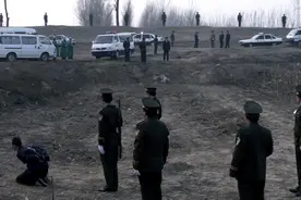 枪决死刑犯时，为何会有救护车在旁待命，它是用来干什么的？图片