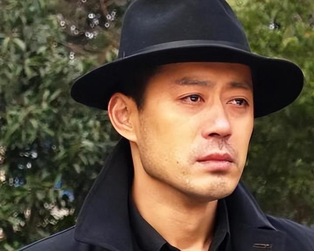 53岁刘钧现状：住北京郊区别墅，一直未婚与小猫作伴，自己做饭吃