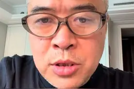 被控行贿950万！52岁前央视名嘴段暄时隔2年露面 满头白发致敬穆勒图片