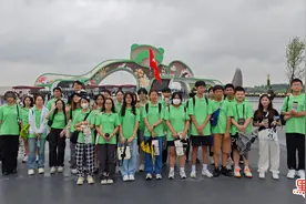 香港学生成都看熊猫，大赞“太萌了”！图片