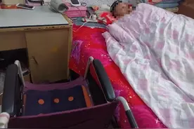 男子被小客车撞成半瘫对方全责，遭个人意外伤害险拒赔？保险公司：他的机动三轮未年检，坐车上没动也算驾驶图片