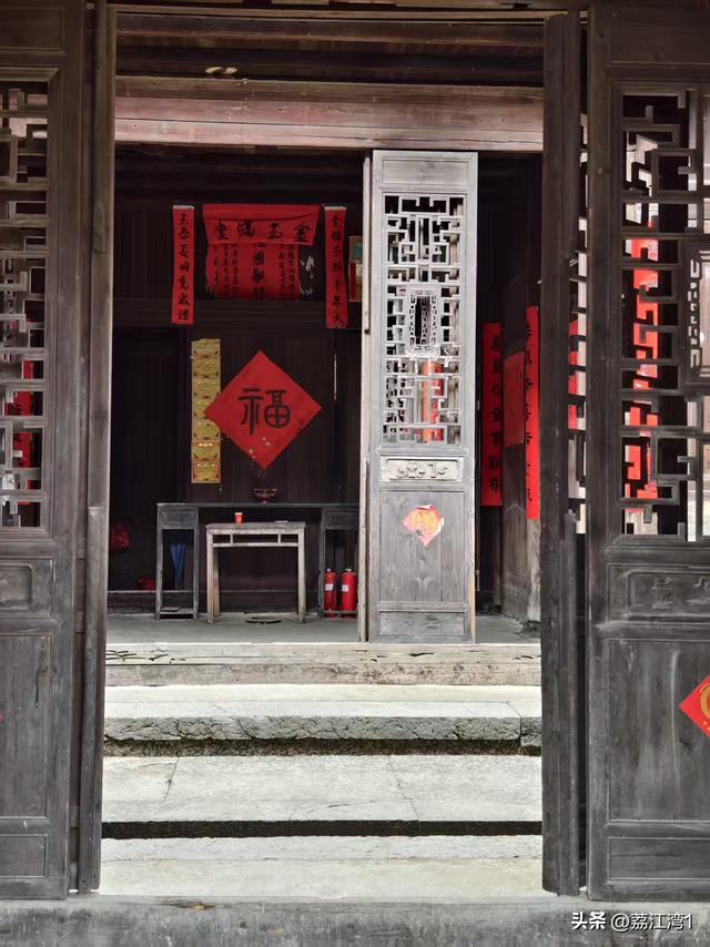 游长岗岭古村，观飘黄银杏