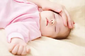 孩子的“睡姿”，暗示将来的性格，如果是第四种，那么恭喜你了图片