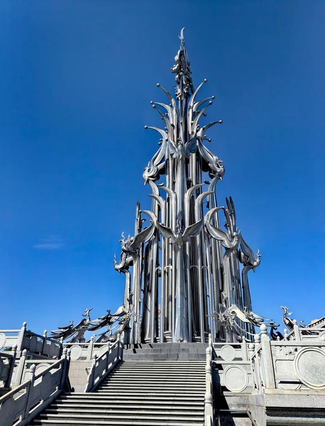 我是上海人，到克拉玛依见克一号井，又在百里油区赏炼塔夜景。