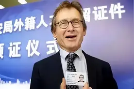 “中国绿卡”很难拿，为何这八位外国人能拿到？背后原因令人感动图片