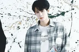 檀健次魔鬼行程，拍他的站姐都得三班倒，内娱最强卷王，名副其实图片