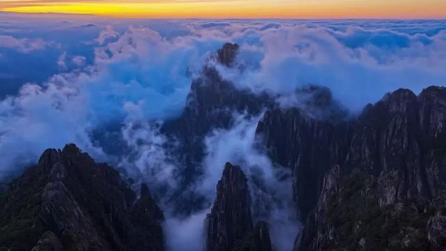 黄山秋景现场播报：云海“开挂”，秋色“沸腾”，抓紧冲