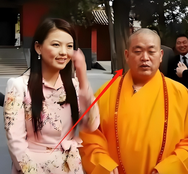 万万没想到，释永信刚出事，李湘因为一张“黑丝短裙照”被牵连